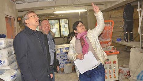 Noch wird im Haus fleißig gewerkelt und saniert. Elisabeth Baierlein zeigt Bürgermeister Rainer Detsch (links) den Baufortschritt. Mit im Bild Bernd Baierlein Foto: K.- H. Hofmann