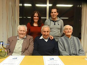 Vorsitzende Angelika Haßfurter und ihre Vize Hendrik Stichler (hinten) ehrten (von links) Karl Hartmann, Robert Schmitt und Titus Kleinhenz für 70-jährige Mitgliedschaft beim FC. Foto: Wimmel