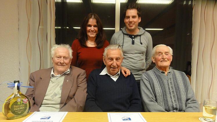 Vorsitzende Angelika Haßfurter und ihre Vize Hendrik Stichler (hinten) ehrten (von links) Karl Hartmann, Robert Schmitt und Titus Kleinhenz für 70-jährige Mitgliedschaft beim FC. Foto: Wimmel