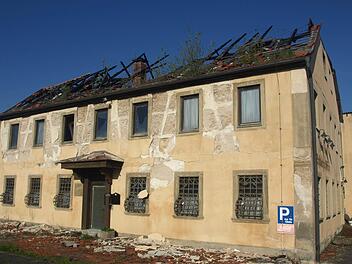Die Brandruine "Schwarze Pfütze" zerfällt mehr und mehr. Ziegel und Putz stürzen ab, auf dem Dach grünt es bereits. Der Eigentümer unternimmt nichts. Die Gemeinde steht laufend mit dem Landratsamt als Behörde für Sicherheit und Ordnung in Verbindung. Foto: Stefan Geiger