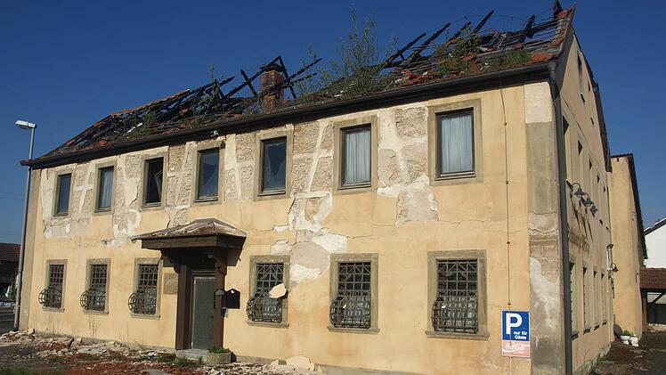 Die Brandruine "Schwarze Pfütze" zerfällt mehr und mehr. Ziegel und Putz stürzen ab, auf dem Dach grünt es bereits. Der Eigentümer unternimmt nichts. Die Gemeinde steht laufend mit dem Landratsamt als Behörde für Sicherheit und Ordnung in Verbindung. Foto: Stefan Geiger