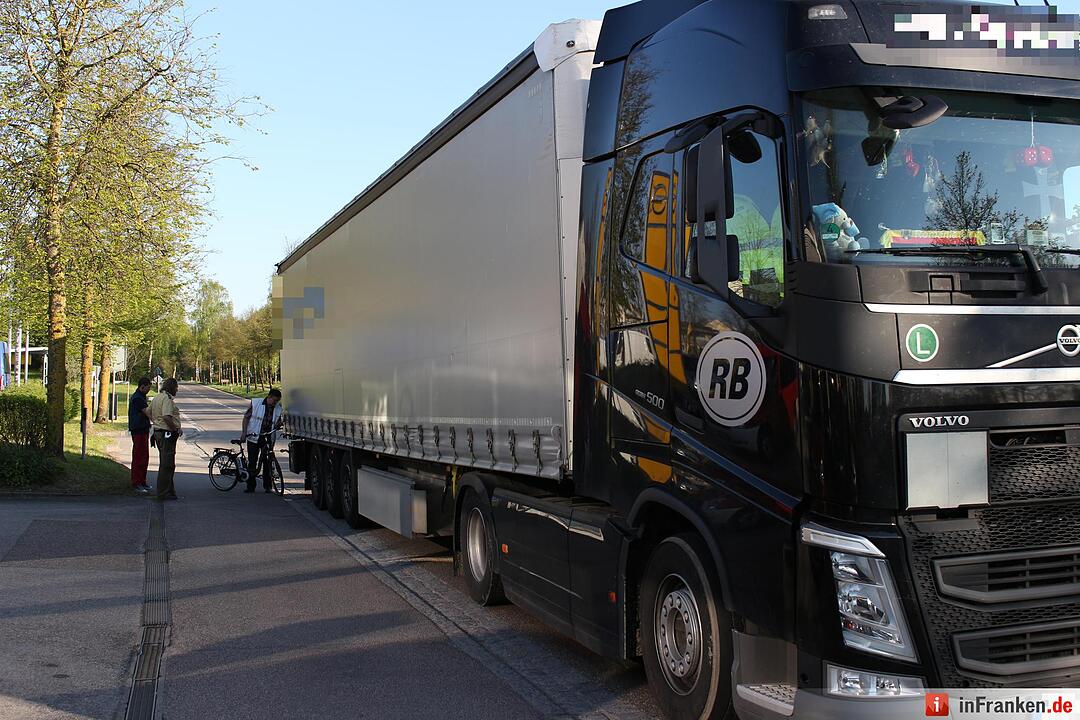 E-Bike-Fahrerin stößt in Dinkelsbühl mit Lkw zusammen