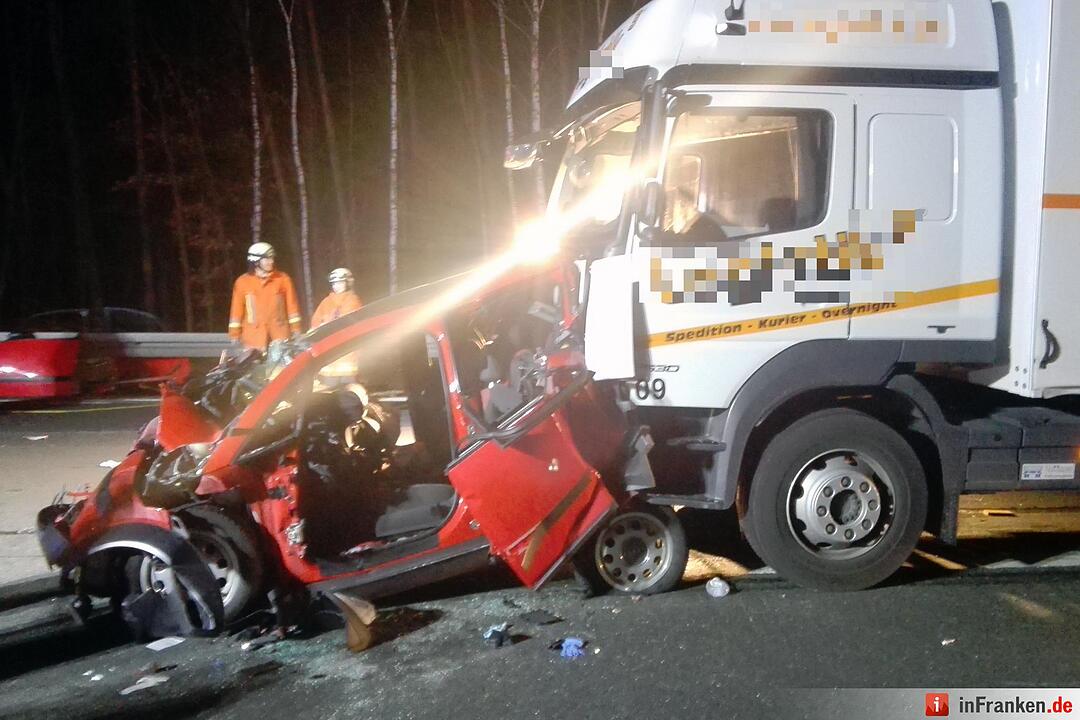 Lkw kracht auf A6 bei Nürnberg auf Stauende