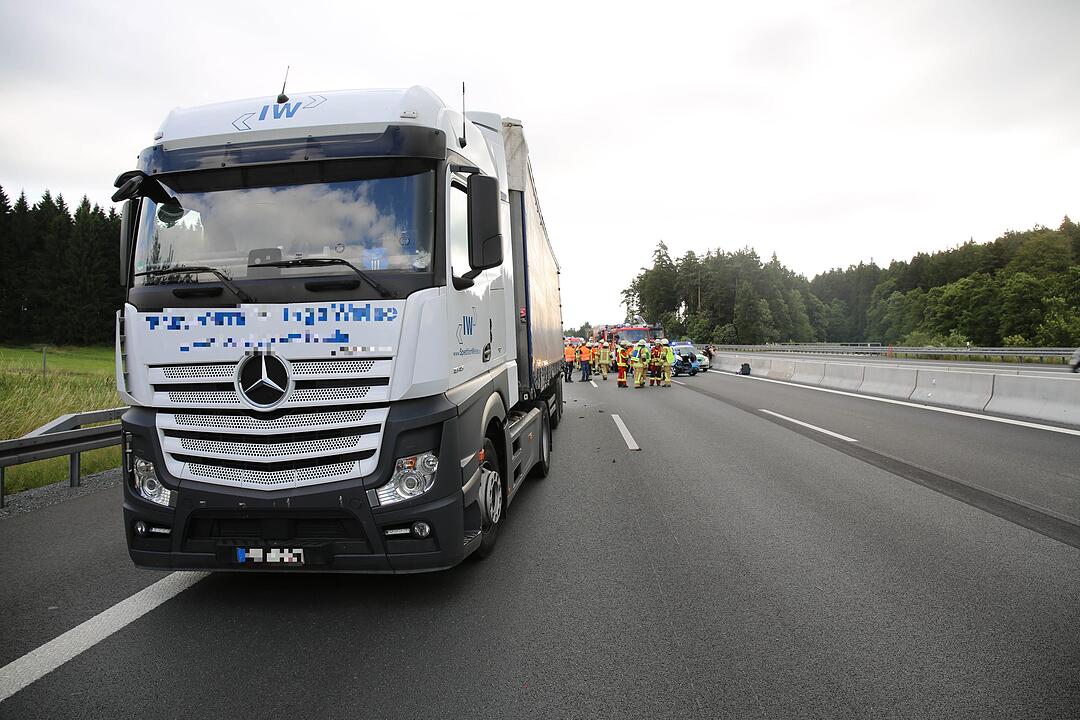A9 im Kreis Bayreuth: Auto wird unter Lkw geschoben
