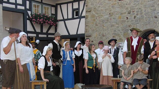 Jahr für Jahr begeistert die Laienspielgruppe Ostheim mit ihrer Inszenierung "Kroatensturm auf die Kirchenburg".    Eva Wienröder