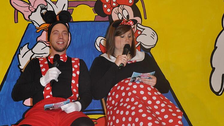 Führten durch das närrische Programm Mickey und Minnie (Stefan Leinweber und Veronika Nowak). Foto: Petra Heurich