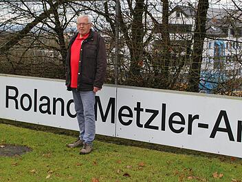 Das hat selbst Franz Beckenbauer noch nicht geschafft. Roland Metzler hat sein eigenes Stadion.  Foto: Werner Vogel