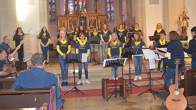 Der Chor „Con brio“ begeisterte die Zuhörer in der Stadtpfarrkirche Sankt Johannes der Täufer in Kronach. Die Zuhörer spendeten nicht nur Riesenapplaus, sondern auch 1208 Euro, die der Chor an die Hilfsaktion „1000 Herzen für Kronach“ übergab.