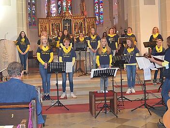 Der Chor „Con brio“ begeisterte die Zuhörer in der Stadtpfarrkirche Sankt Johannes der Täufer in Kronach. Die Zuhörer spendeten nicht nur Riesenapplaus, sondern auch 1208 Euro, die der Chor an die Hilfsaktion „1000 Herzen für Kronach“ übergab.