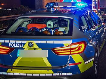 A3 bei Fauenaurach: Bus prallt an Baum - Polizei ermittelt gegen Fahrer