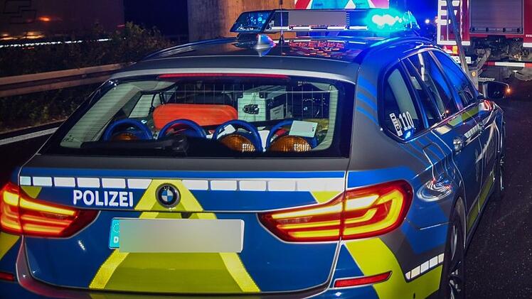A3 bei Fauenaurach: Bus prallt an Baum - Polizei ermittelt gegen Fahrer