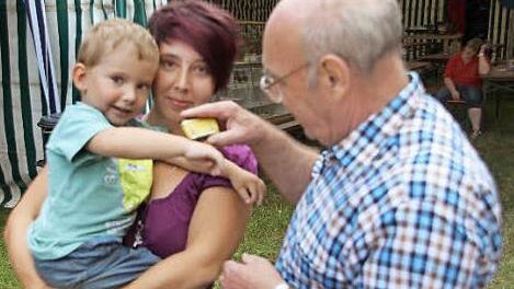 Besuch aus Haßfurt beim "Schnupfer-Opa": Urenkel Janik quittiert jede Brise von Alfred Walz (rechts) mit einem lauten "Hatschi"; mit im Bild: Mama Tina. Fotos: Ralf Kestel