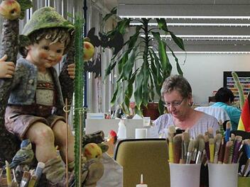 Arbeiten trotz ungewisser Zukunft: Sonja Hartan und ihre Kollegen haben am Montag wieder ihre Arbeit in der Hummel-Manufaktur in Rödental aufgenommen.  Fotos: Thomas Heuchling