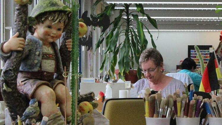 Arbeiten trotz ungewisser Zukunft: Sonja Hartan und ihre Kollegen haben am Montag wieder ihre Arbeit in der Hummel-Manufaktur in Rödental aufgenommen.  Fotos: Thomas Heuchling