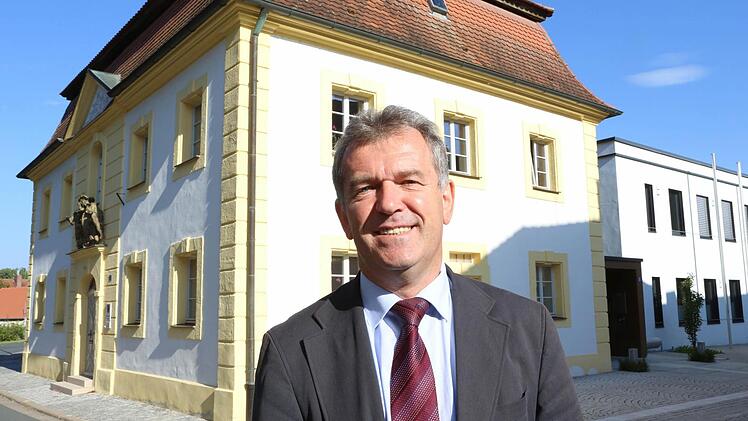 Bürgermeister Hans Beck vor dem sanierten Rathaus.