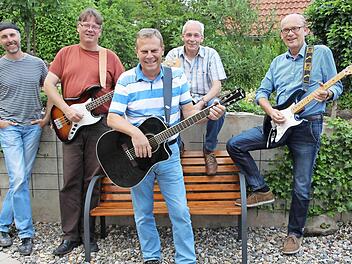 Die Bodygards spielen im Münnerstädter Schlosshof (von links: Steffen Wüst, Andreas Halboth, Gerhard Schubert, Wolfgang Seufert und Hans Beudert). Foto: Heike Beudert