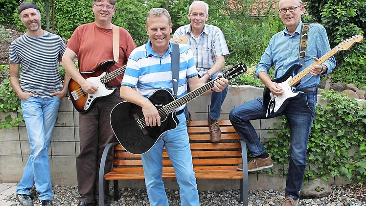 Die Bodygards spielen im Münnerstädter Schlosshof (von links: Steffen Wüst, Andreas Halboth, Gerhard Schubert, Wolfgang Seufert und Hans Beudert). Foto: Heike Beudert