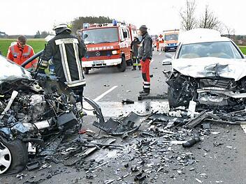 Ein schwerer Unfall hat sich am Freitagmittag zwischen Rezelsdorf und Birnbaum ereignet.  Foto: Roland Meister