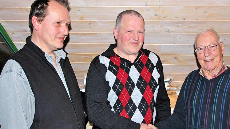 Erfolgreiche Fotografen des Rhönklub-Fotokreises: Lothar Nöth (Bildmitte) erzielte im Jahr 2015 464 Annahmen, 14 Medaillen und 16 Urkunden. Auf den zweiten Platz mit 20 Annahmen und zwei Medaillen kam Gerd Wetzels (links). Dr. Johannes Becker, der Vorsitzende des Fotokreises (rechts), gratulierte. Foto: Dieter Britz