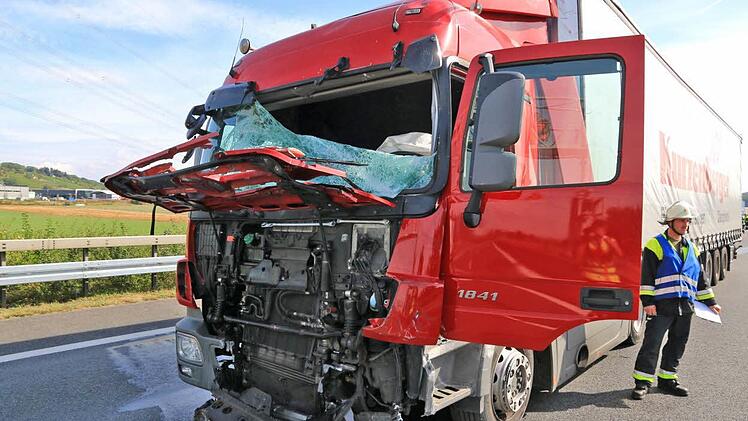 Ein Lastwagen ist auf der A70 bei Viereth-Trunstadt gegen einen Warnleitanhänger geprallt, die Autobahn musste komplett gesperrt werden. Foto: News5 / Merzbach