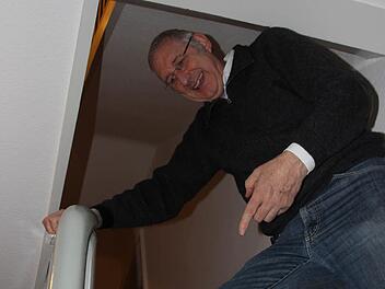 Die Treppen sind im Pfarrhaus ein Problem. Die Stufen sind schmal, die Deckenhöhe recht niedrig. Pfarrer Joachim Pennig hat sich daran gewöhnt, dass er sich ducken muss, wenn er abwärts geht. Fotos: Heike Beudert