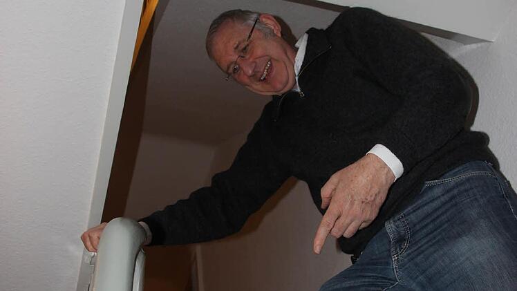 Die Treppen sind im Pfarrhaus ein Problem. Die Stufen sind schmal, die Deckenhöhe recht niedrig. Pfarrer Joachim Pennig hat sich daran gewöhnt, dass er sich ducken muss, wenn er abwärts geht. Fotos: Heike Beudert