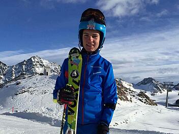 Bad Brückenaus Maximilian Jäger freut sich über seine Bronzemedaille auf dem Pitztaler Gletscher.  Foto: F. Jäger