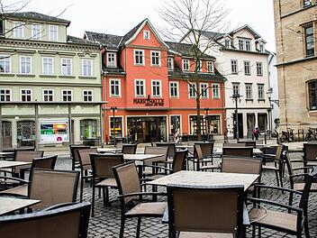 Seit dieser Woche gehören zur Markthalle auch Tische und Stühle am Albertsplatz.Jochen Berger