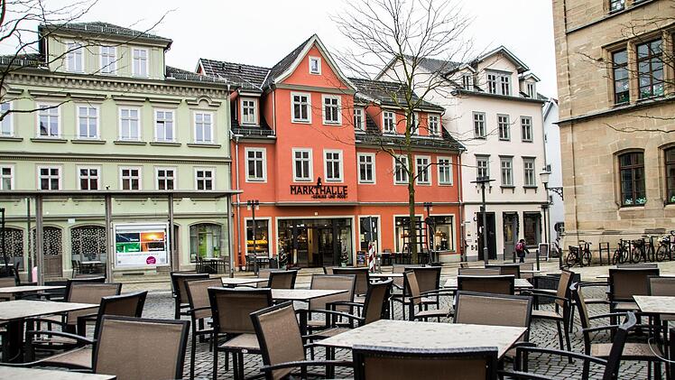 Seit dieser Woche gehören zur Markthalle auch Tische und Stühle am Albertsplatz.Jochen Berger