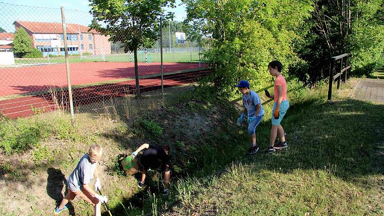 Die Müllsammler waren mit großem Eifer bei der Sache.   Foto: Richard Sänger