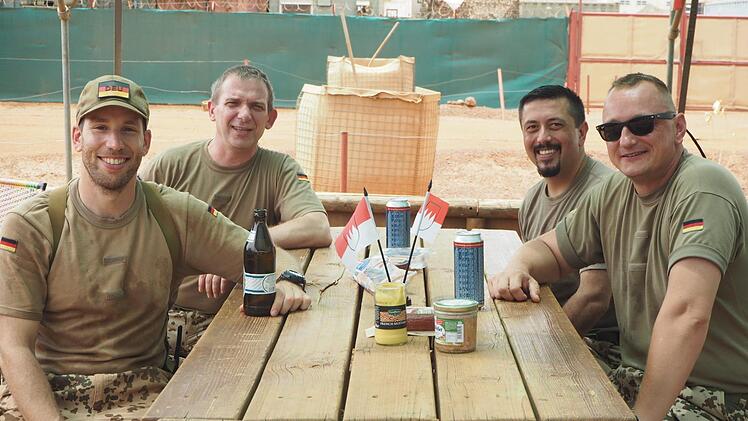 Der Frankenstammtisch in der W&uuml;ste ist jeden Sonntag beliebter Treffpunkt der Soldaten. Der Bad Kissinger Michael Rosin (hinten links) ist wie immer dabei und genie&szlig;t mit seinen heimischen Kameraden die Spezialit&auml;ten aus der Heimat.  Foto: Enric Boixad&oacute;s