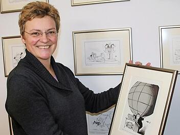 Monika Hohlmeier mit Karikaturen, die ihren Vater Franz Josef Strauß zeigen. Archivfoto: Matthias Einwag