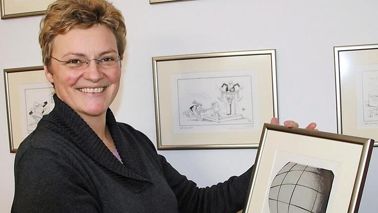 Monika Hohlmeier mit Karikaturen, die ihren Vater Franz Josef Strauß zeigen. Archivfoto: Matthias Einwag