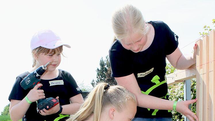 An den Akkubohrer und los. In Kleinmünster waren unter anderem (von links) Ariane, Johanna und Marlena bei der "72-Stunden-Aktion" dabei.