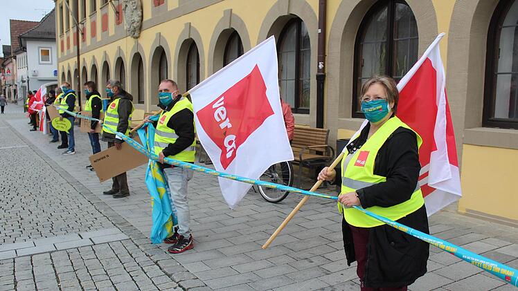 In symbolischer Geste wurde das Rathaus umzingelt. Ob es etwas nützt, dürfte fraglich sein.