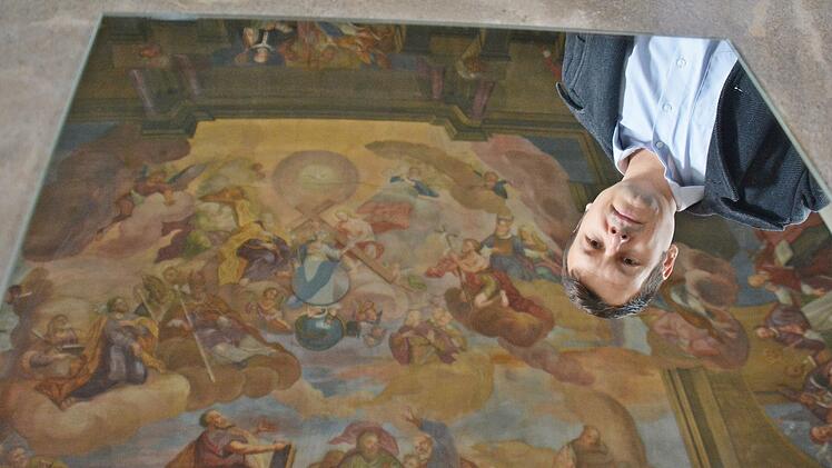 Spiegelungen sind unter anderem ein Thema bei der Ausstellung "Ein Tag - ein Bild" von Boris Albert im Haus Maria in Maria Bildhausen. Dabei bekommt man auch besondere Einblicke in das historische Deckengemälde der einstigen Bibliothek. Foto: Hanns Friedrich