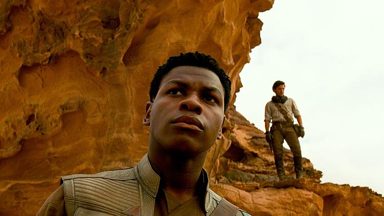 Finn (John Boyega, links) und Poe (Oscar Isaac) wurden von Truppen der Ersten Ordnung aufgesp&uuml;rt.