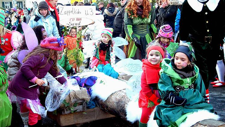 Die Zappel-Kids machten es sich brav auf dem Baumstamm bequem.