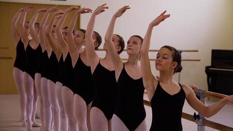 Die Elevinnen der Leistungsklassen trainieren mehrmals in der Woche in der Ballettschule On Point in Haßfurt.  Foto: p