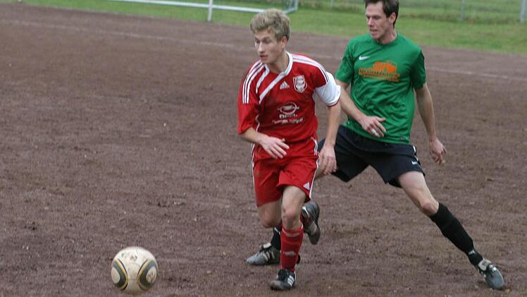 Eine starke Partie lieferte der Eberner Sven Steinert (rotes Trikot) ab, der sich in dieser Szene am Ball behauptet.