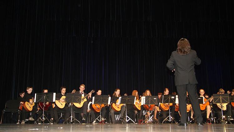 Ein beeindruckendes Bild, aber auch eine Ohrenweide: Eddie Hürdler mit seinem vierzigköpfigen Gitarrenorchester