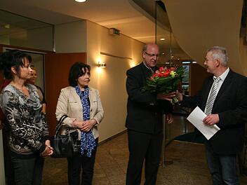 Als der gemeindliche Wahlleiter Georg Eichhorn (rechts) am Abend des 30. März CSU-Bewerber Klaus Homann mit einem Blumenstrauß zum Sieg in der Stichwahl gratulierte, ahnten beide nicht, dass es eine Wahlanfechtung geben werde. Links die Geschäftsleiterin Ulrike Piontek und die Frau des Bürgermeisters, Christine Homann.  Foto: Werner Baier/Archiv