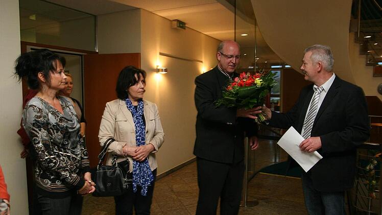 Als der gemeindliche Wahlleiter Georg Eichhorn (rechts) am Abend des 30. März CSU-Bewerber Klaus Homann mit einem Blumenstrauß zum Sieg in der Stichwahl gratulierte, ahnten beide nicht, dass es eine Wahlanfechtung geben werde. Links die Geschäftsleiterin Ulrike Piontek und die Frau des Bürgermeisters, Christine Homann.  Foto: Werner Baier/Archiv