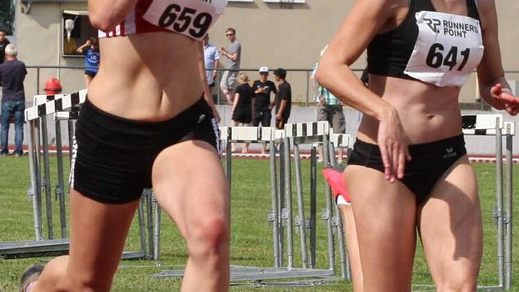 Deborah Adam (links) vom TSV Münnerstadt auf den Weg zum Sieg über die 100 Meter der Jugend U-18.