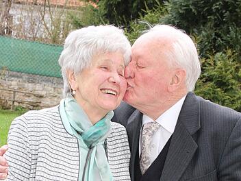 Zur Feier des Tages bekommt Herta Baumgartner von ihrem Reinhardt einen Schmatzer.  Foto: Sonja Adam