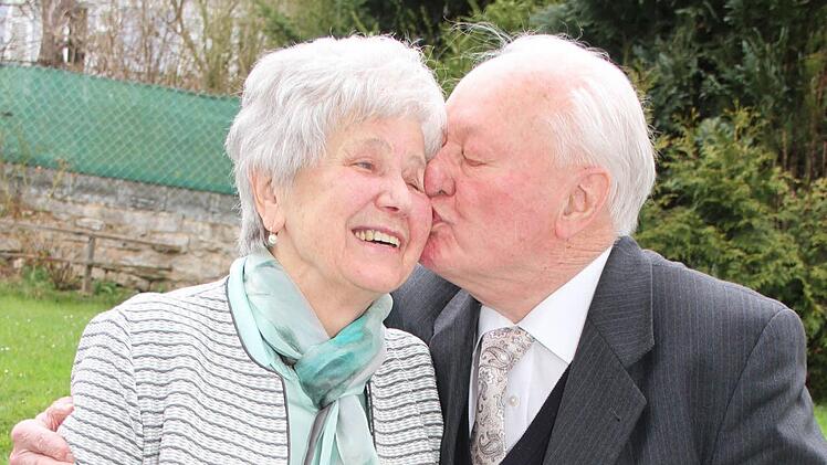 Zur Feier des Tages bekommt Herta Baumgartner von ihrem Reinhardt einen Schmatzer.  Foto: Sonja Adam