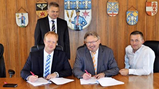 Beschlossene Sache: Bürgermeister Hans Pietz (sitzend/Mitte) setzte seine Unterschrift unter den Vertrag. Außerdem im Bild: Andreas Rudloff (Telekom/vorne links), Stefan Heinlein (Sachbearbeiter für Breitbandausbau Markt Pressig/rechts) und Friedrich Weinlein (Deutsche Telekom Technik).  Foto: Karl-Heinz Hofmann