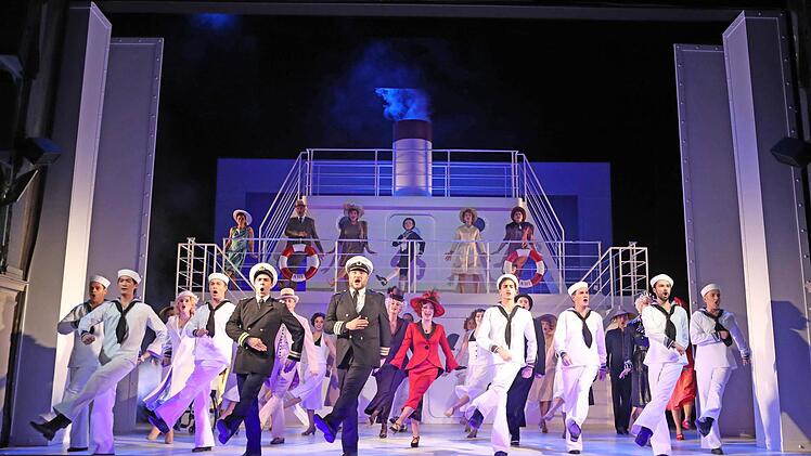 Schwungvolle Premiere: Reichlich Beifall gab es für die Neuinszenierung von "Anything Goes" am Landestheater Coburg. Foto: Henning Rosenbusch
