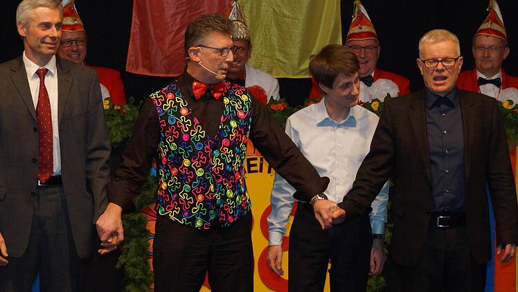 Zweiter Bürgermeister Hubert Dorsch, Dritter Bürgermeister Alexander Porst sowie Gemeinderat Manfred Her erhalten einen Schnellkurs im Bauchreden. Foto: Johannes Michel