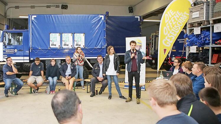 Stefanie und Konstantin von der offenen Gesellschaft moderieren die Diskussionsveranstaltung. Foto: RiegerPress